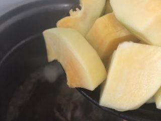 9、月子餐滋补汤（木瓜章鱼花生扇骨汤）,把剁好的木瓜放进去