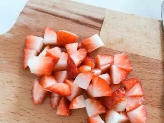 2、宝宝辅食:水果小圆子-36M ,草莓不要去叶头,用清水冲洗一遍,然后水中浸泡15分钟,此时可让大多数的农药随著水溶解。然后将草莓去叶子,放入淡盐水中泡5分钟,再用凉白开冲洗干净,切小丁备用。