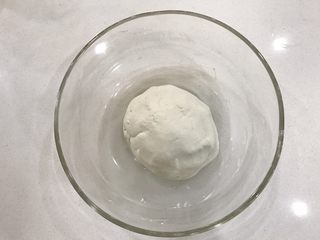 5、宝宝辅食:水果小圆子-36M ,适量糯米粉放入盆中,慢慢加入温开水,一边倒温水一边用筷子搅拌,然后用手揉成软硬适中的糯米面团。