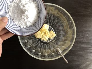 4、蛋奶小馒头（宝宝辅食）,黄油中加入全部糖粉