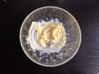 5、蛋奶小馒头（宝宝辅食）,先手动搅拌均匀