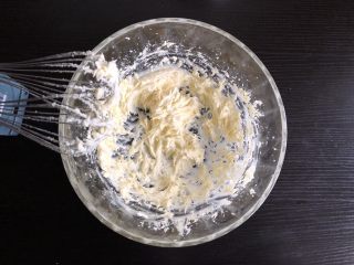 6、蛋奶小馒头（宝宝辅食）,再用电动打蛋器打发至颜色发白，体积稍稍膨胀