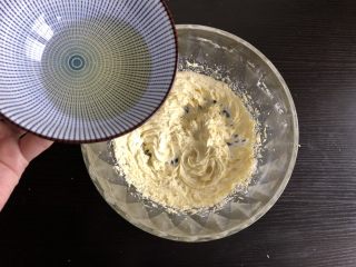 8、蛋奶小馒头（宝宝辅食）,分三次加入玉米油，每一次都在打发均匀后再加入