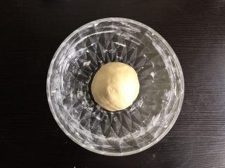 10、蛋奶小馒头（宝宝辅食）,揉成面团