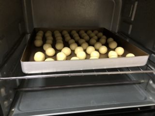 13、蛋奶小馒头（宝宝辅食）,烤箱预热170度，中层，上下火15分钟左右，烤至表面上色即可