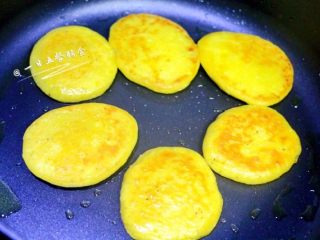 11、南瓜莲子薏米牛奶饼,中小火煎至两面金黄。