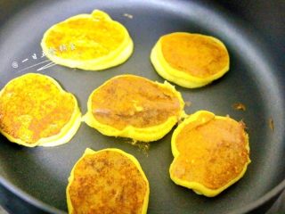 9、南瓜莲子薏米牛奶饼,不放油小火煎。