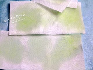 12、南瓜莲子薏米牛奶饼,软糯的小饼，浓浓的奶香味。还有点淡淡的莲子薏米香，做正餐、加餐都适合。