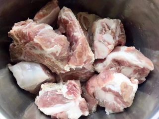 1、排骨时蔬汤,在超市买的新鲜排骨看颜色就非常新鲜