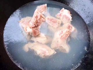 2、排骨时蔬汤,锅中烧开水放人排骨焯水去除杂质和血水