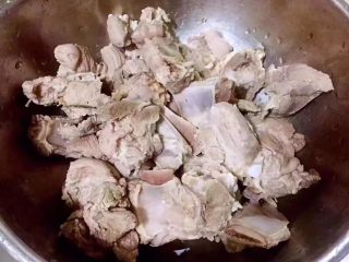 3、排骨时蔬汤,焯好水的排骨立即放入冷水中冲凉后沥干水份