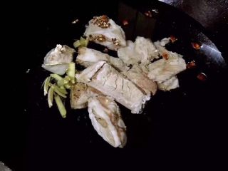 4、排骨时蔬汤,锅中倒入清水放人排骨加入花椒和大料、姜、糖、料酒、盐大火煮30分钟