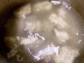 5、排骨时蔬汤,再中小火煮20分钟即可