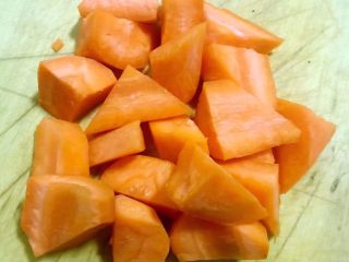 6、排骨时蔬汤,胡萝卜去皮切成小块备用