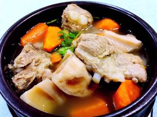 11、排骨时蔬汤,来上一杯美酒别有一番滋味