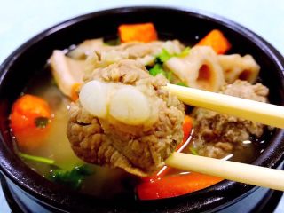 10、排骨时蔬汤,排骨的肉肉炖至软嫩香浓