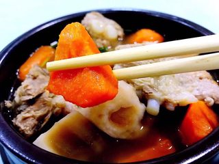 12、排骨时蔬汤,胡萝卜的营养价值超高特别是对眼睛有很大的益处