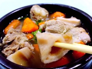 14、排骨时蔬汤,莲藕的营养价值也是非常丰富噢