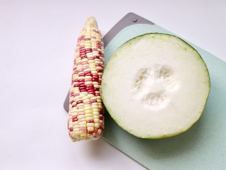 2、筒骨玉米冬瓜汤,准备玉米一根,冬瓜250g