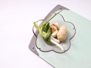 3、筒骨玉米冬瓜汤,辅料:葱两根打结,蒜瓣,姜2片