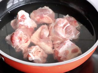 4、筒骨玉米冬瓜汤,先将筒子骨过水:锅中水烧热把筒子骨放进去煮3-5分钟,倒去锅中的水,去除浮沫