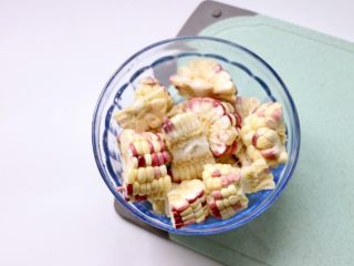 6、筒骨玉米冬瓜汤,玉米对半切开,切小段