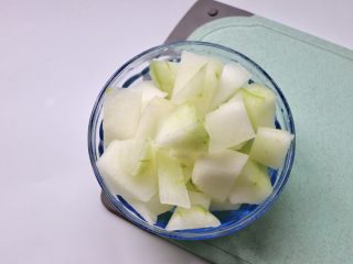 7、筒骨玉米冬瓜汤,冬瓜切不规则状即可