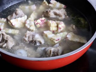 8、筒骨玉米冬瓜汤,筒子骨煮好之后放入玉米