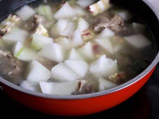 9、筒骨玉米冬瓜汤,放入冬瓜