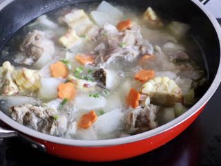 11、筒骨玉米冬瓜汤,放入提前准备的胡萝卜花