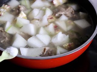 10、筒骨玉米冬瓜汤,加2g盐调味继续焖煮15分钟左右