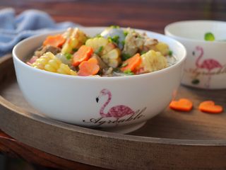 12、筒骨玉米冬瓜汤,装汤碗,撒葱花即可开吃