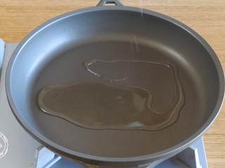 4、萝卜糕12m+,将油倒入锅中，热锅~