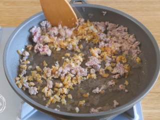 5、萝卜糕12m+,放入虾米，炒香~