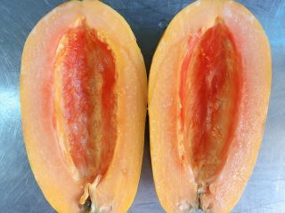 2、蒸木瓜溏心蛋| 美颜丰胸,将木瓜籽挖出待用。