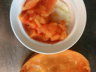 8、蒸木瓜溏心蛋| 美颜丰胸,将蒸好的木瓜溏心蛋，挖出放入碗中。