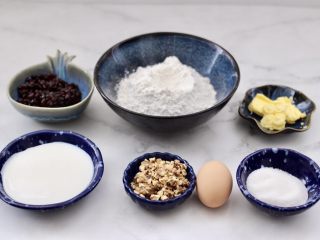 1、蜜豆核桃仁华夫饼,首先备齐所有的食材，核桃仁掰碎，黄油提前软化。