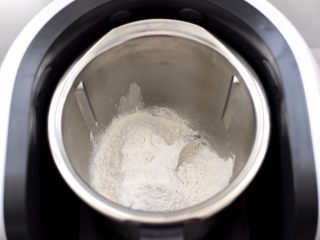 2、蜜豆核桃仁华夫饼,容器里放入低筋面粉。