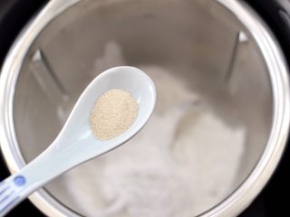3、蜜豆核桃仁华夫饼,放入酵母。
