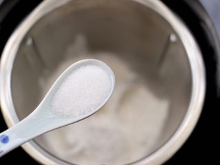 4、蜜豆核桃仁华夫饼,放入白糖和盐。