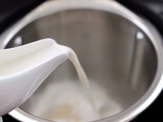 5、蜜豆核桃仁华夫饼,倒入牛奶。