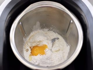 6、蜜豆核桃仁华夫饼,打入鸡蛋液。