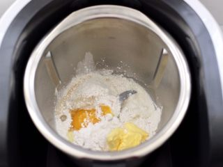 7、蜜豆核桃仁华夫饼,放入软化好的黄油。