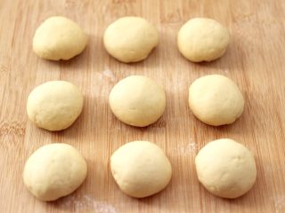 11、蜜豆核桃仁华夫饼,把面团揉匀后，分成9份。