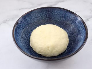 9、蜜豆核桃仁华夫饼,和好的面团揉匀，打上保鲜膜开始醒发。