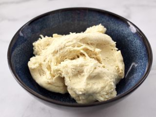 10、蜜豆核桃仁华夫饼,面团呈蜂窝状，面团就醒发好了。