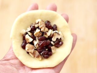 12、蜜豆核桃仁华夫饼,取一个小面团擀成面皮，放入蜜豆核桃仁。
