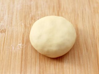 13、蜜豆核桃仁华夫饼,包好后压扁。