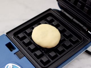 14、蜜豆核桃仁华夫饼,华夫饼机提前预热后，放入华夫饼胚。