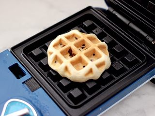 15、蜜豆核桃仁华夫饼,烙至3分钟左右即可。